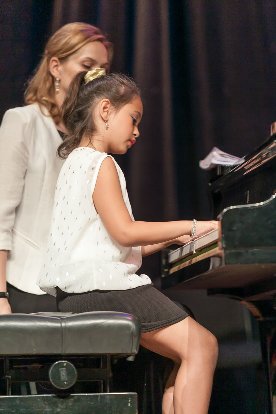 Élève au piano accompagnée de sa professeure, spectacle 2017